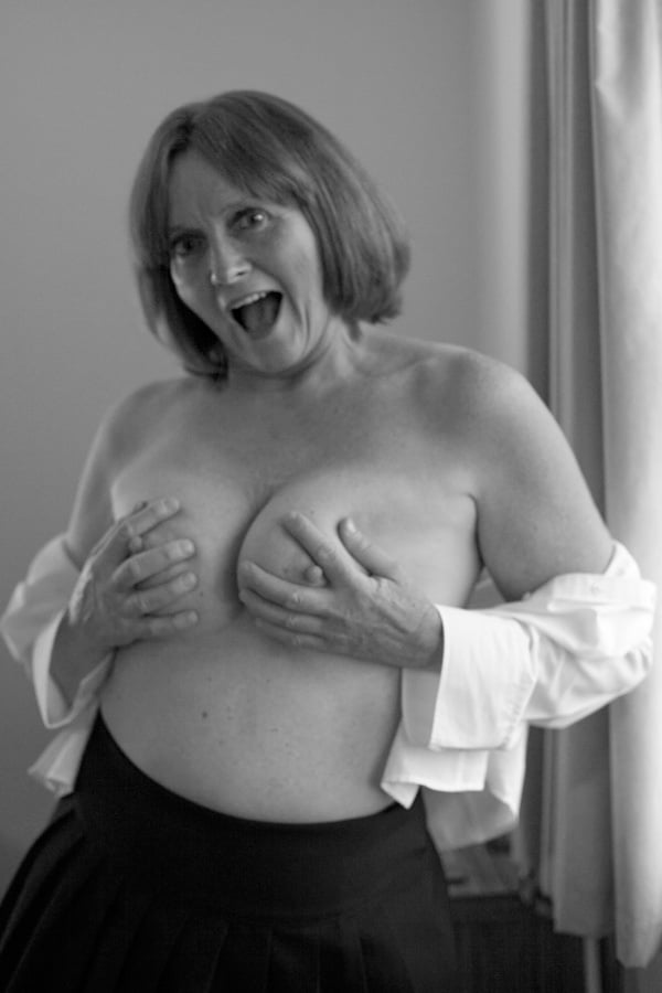 Une jolie femme, complètement déshabillée pour une séance photo.
 #106424577
