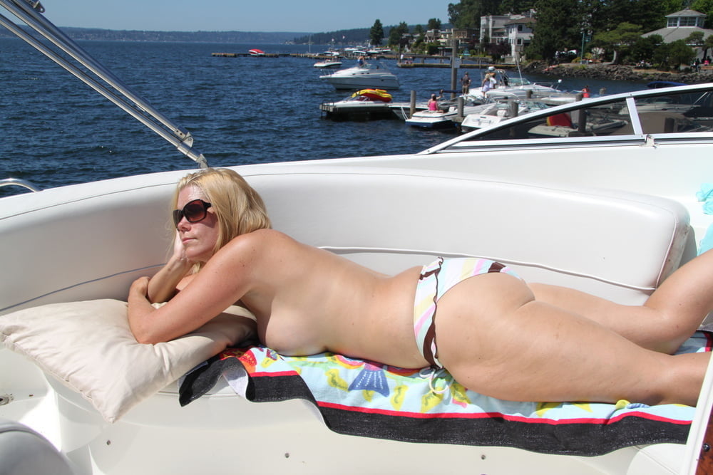 Gros cul et seins sur les vacances curvy milf topless sur la plage
 #95512700