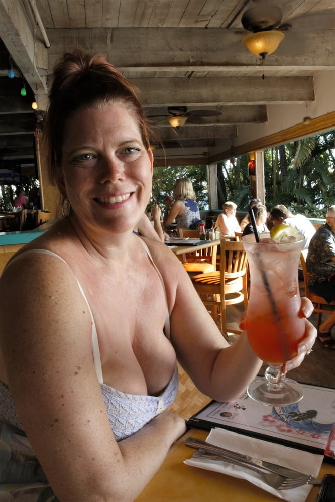 Gros cul et seins sur les vacances curvy milf topless sur la plage
 #95512715