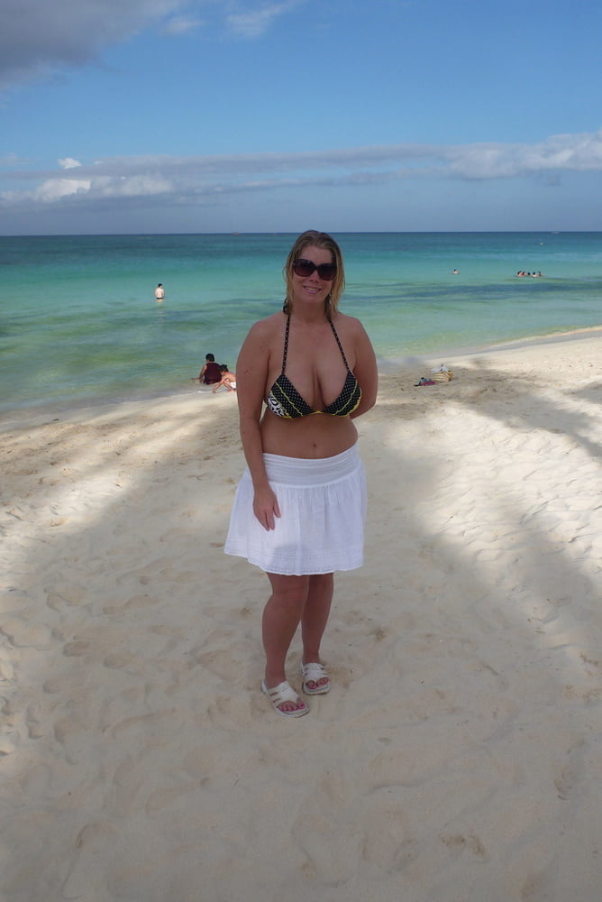 Gros cul et seins sur les vacances curvy milf topless sur la plage
 #95512734