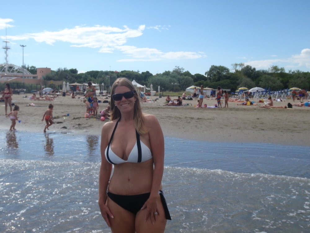 Gros cul et seins sur les vacances curvy milf topless sur la plage
 #95512737