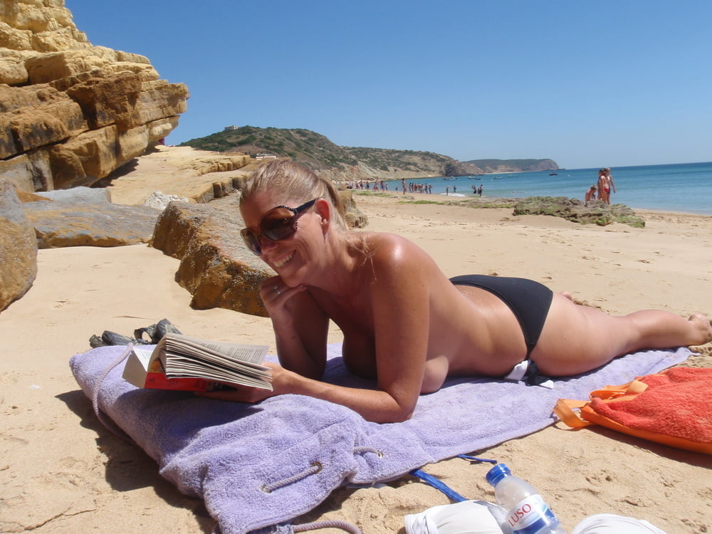 Culo grande y tetas en curvas vacaciones milf topless en la playa
 #95512758