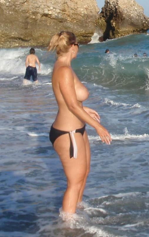 Gros cul et seins sur les vacances curvy milf topless sur la plage
 #95512781