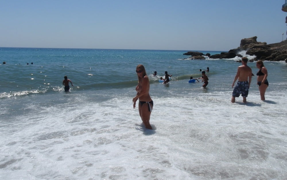 Gros cul et seins sur les vacances curvy milf topless sur la plage
 #95512806