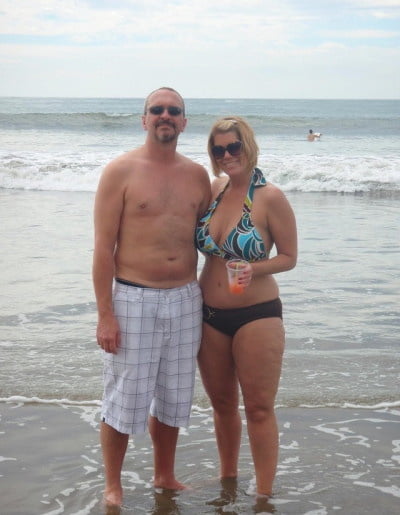 Gros cul et seins sur les vacances curvy milf topless sur la plage
 #95512836