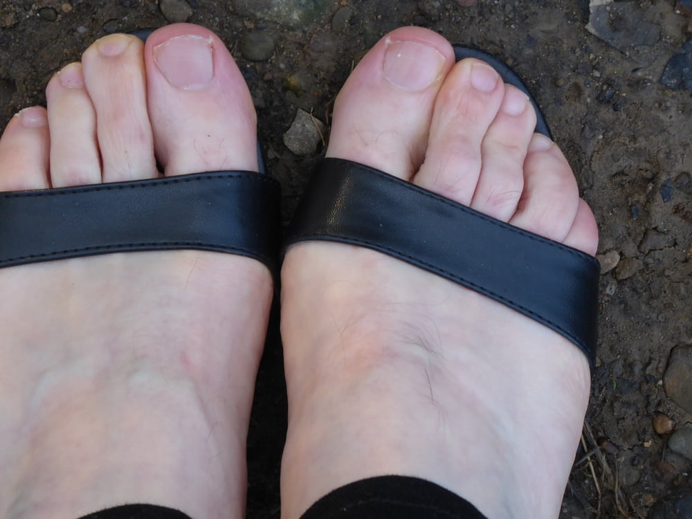 Sexy piedi bianchi morbidi nel paese
 #100235012