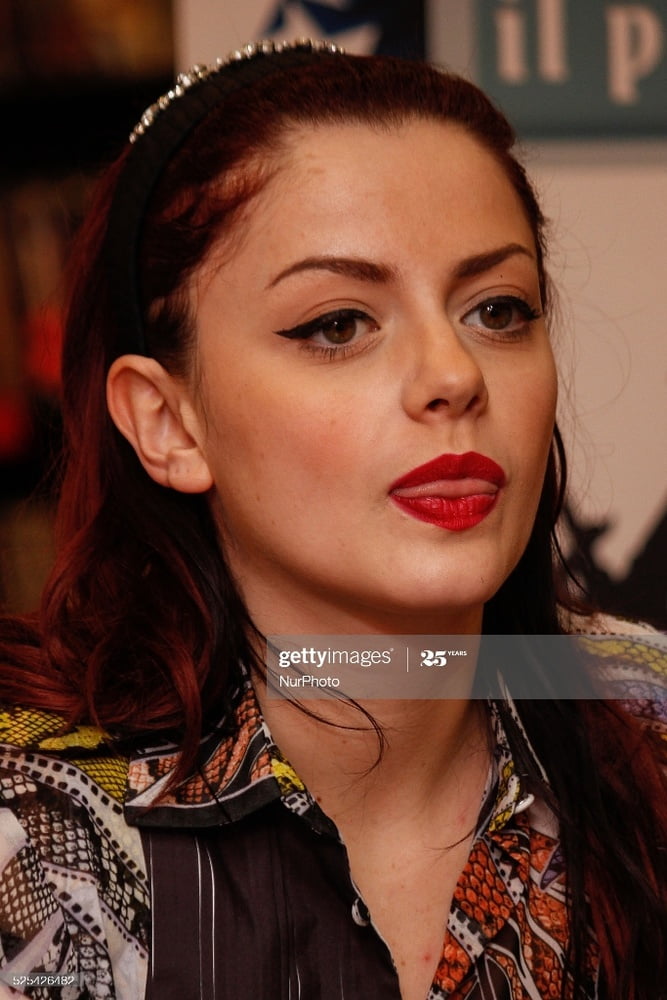 Annalisa scarrone
 #96294520