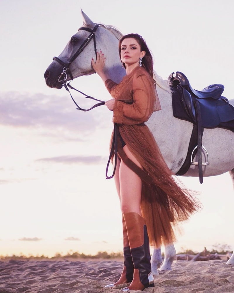 Annalisa scarrone
 #96294722