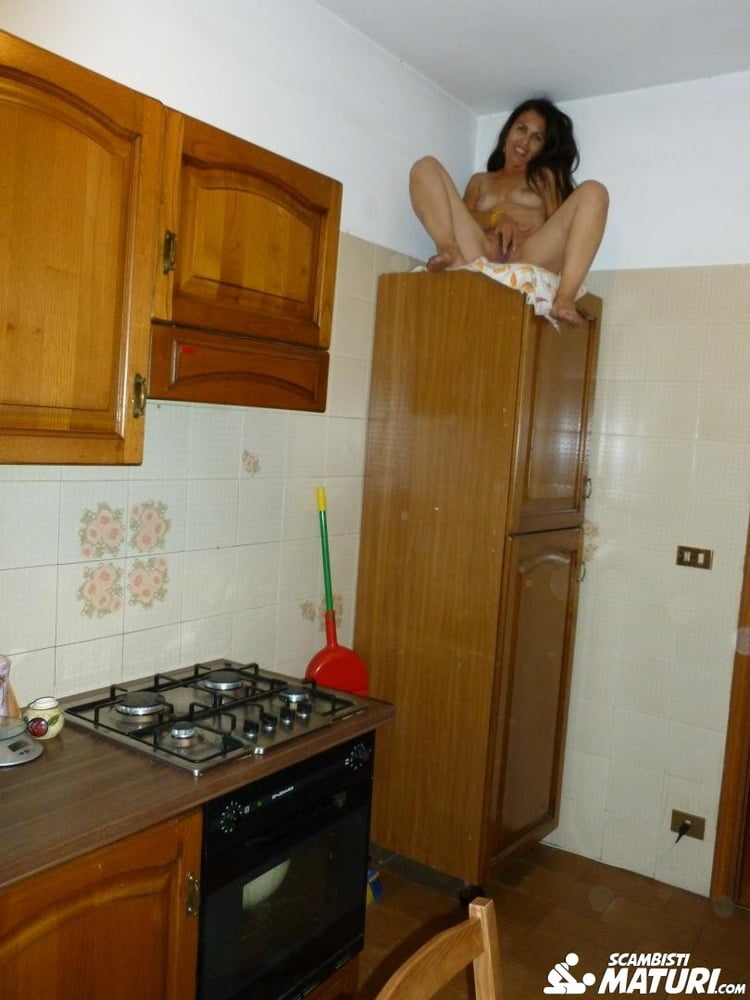 Masturbation solo d'une Italienne sexy dans la cuisine
 #106624609