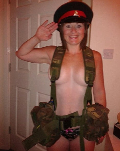 Sexy babes militaires
 #88186132