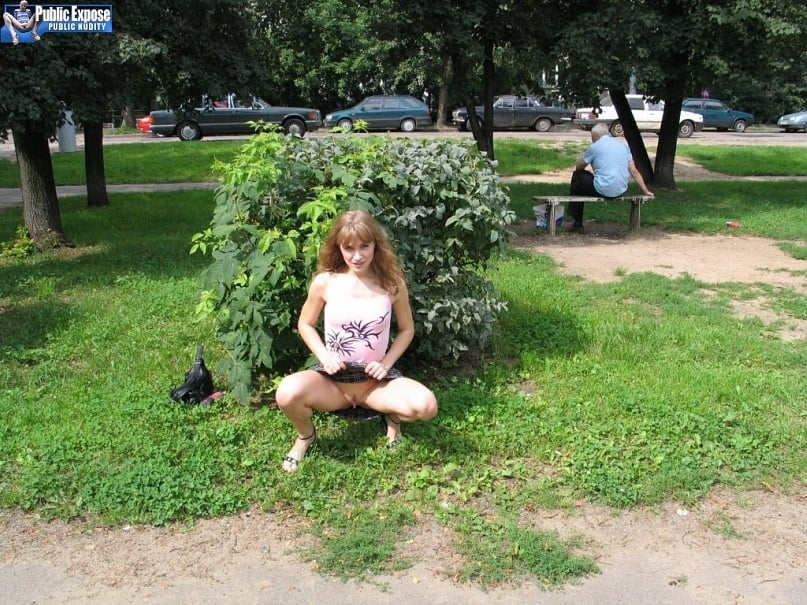 Mädchen im Park zeigt ihre Muschi
 #91167399