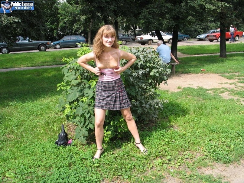 Mädchen im Park zeigt ihre Muschi
 #91167407
