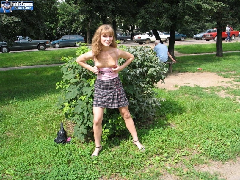 Chica en el parque muestra su coño
 #91167407