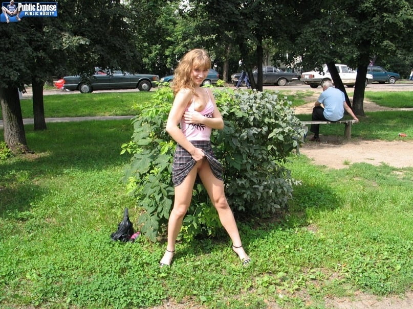 Mädchen im Park zeigt ihre Muschi
 #91167409