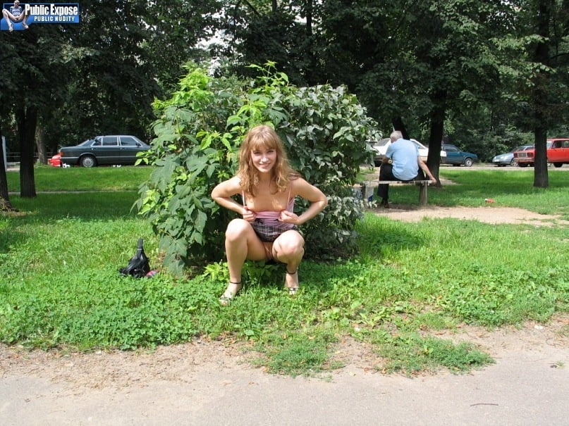 Mädchen im Park zeigt ihre Muschi
 #91167416