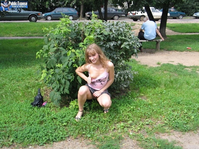 Mädchen im Park zeigt ihre Muschi
 #91167418