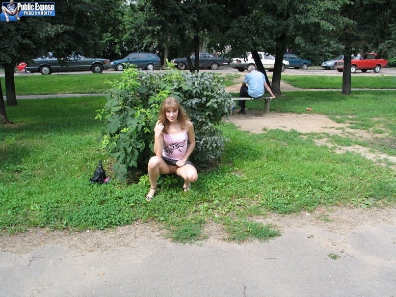 Mädchen im Park zeigt ihre Muschi
 #91167419