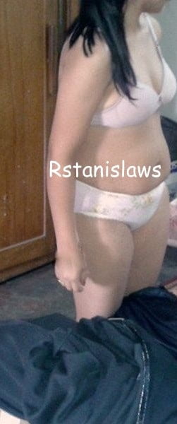 Sexy Frau stripping ihr Kleid zu posieren in BH Höschen zeigen h
 #88827353