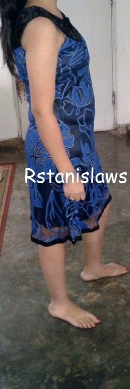 Sexy moglie che si spoglia del suo vestito per posare in reggiseno mutandine mostrando h
 #88827358