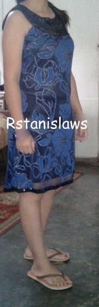 Sexy moglie che si spoglia del suo vestito per posare in reggiseno mutandine mostrando h
 #88827361