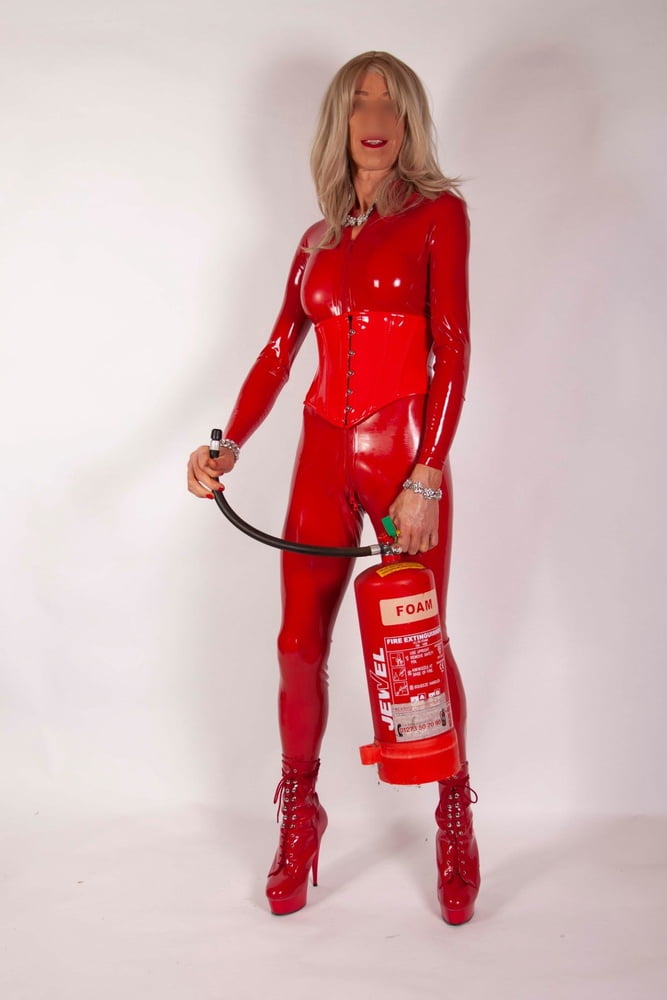 Alessia si diverte a modellare il catsuit in latex rosso super-sexy
 #106805512
