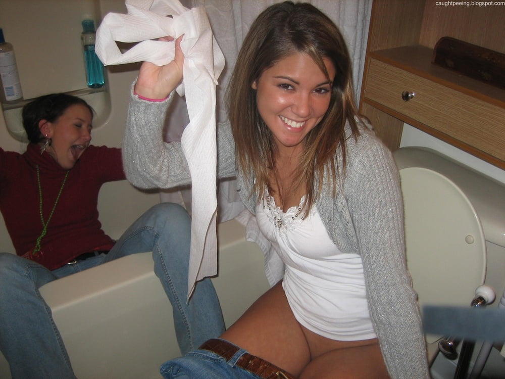 fille sur les wc #97644058