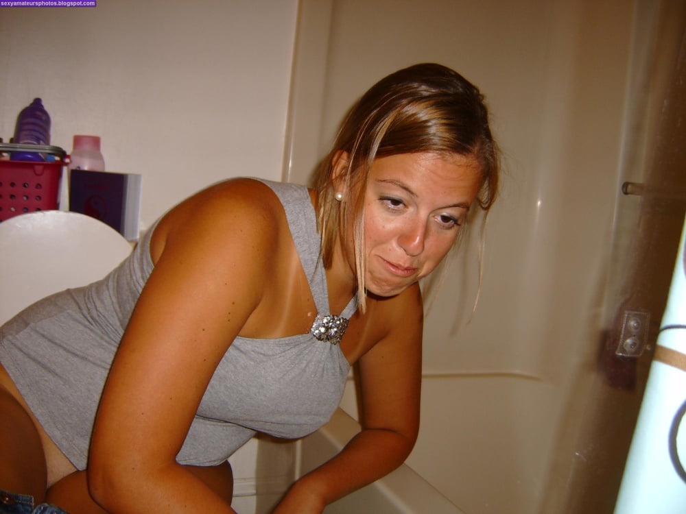 fille sur les wc #97644065