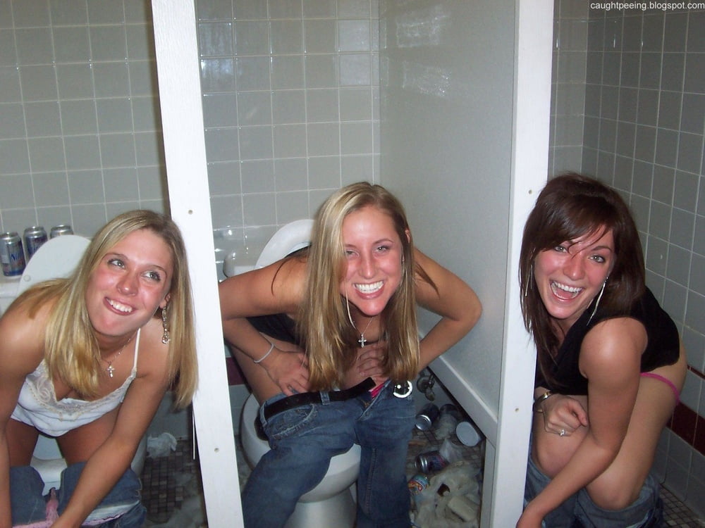 fille sur les wc #97644067