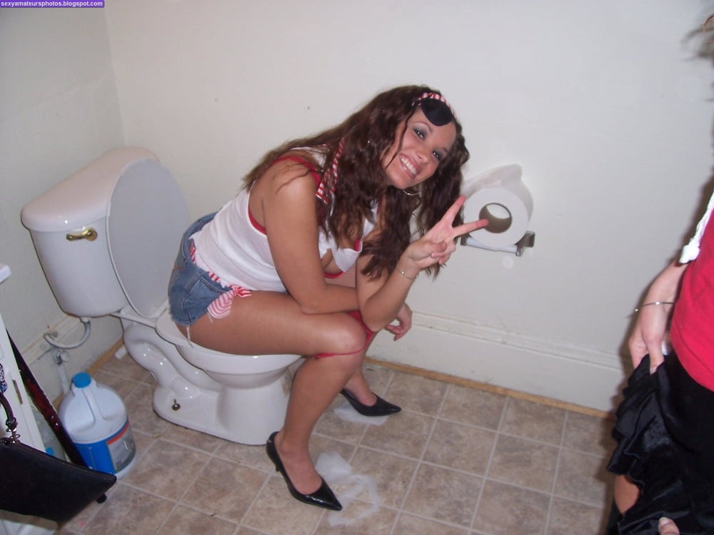 fille sur les wc #97644070
