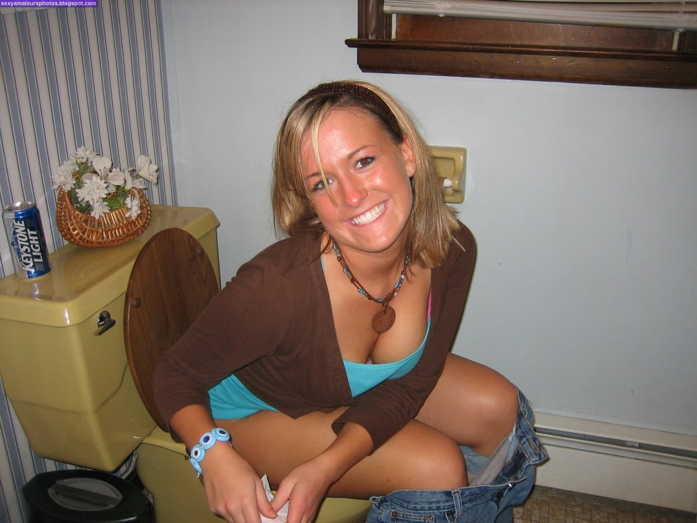 fille sur les wc #97644074