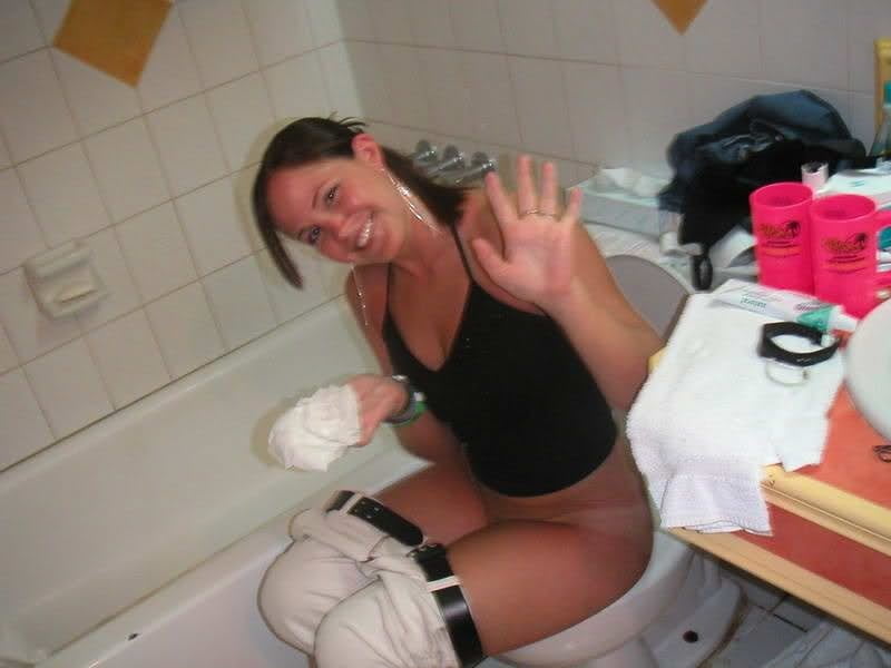 fille sur les wc #97644084