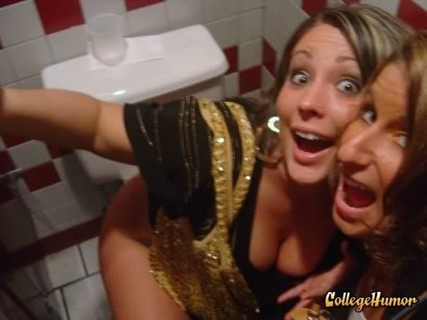 fille sur les wc #97644085