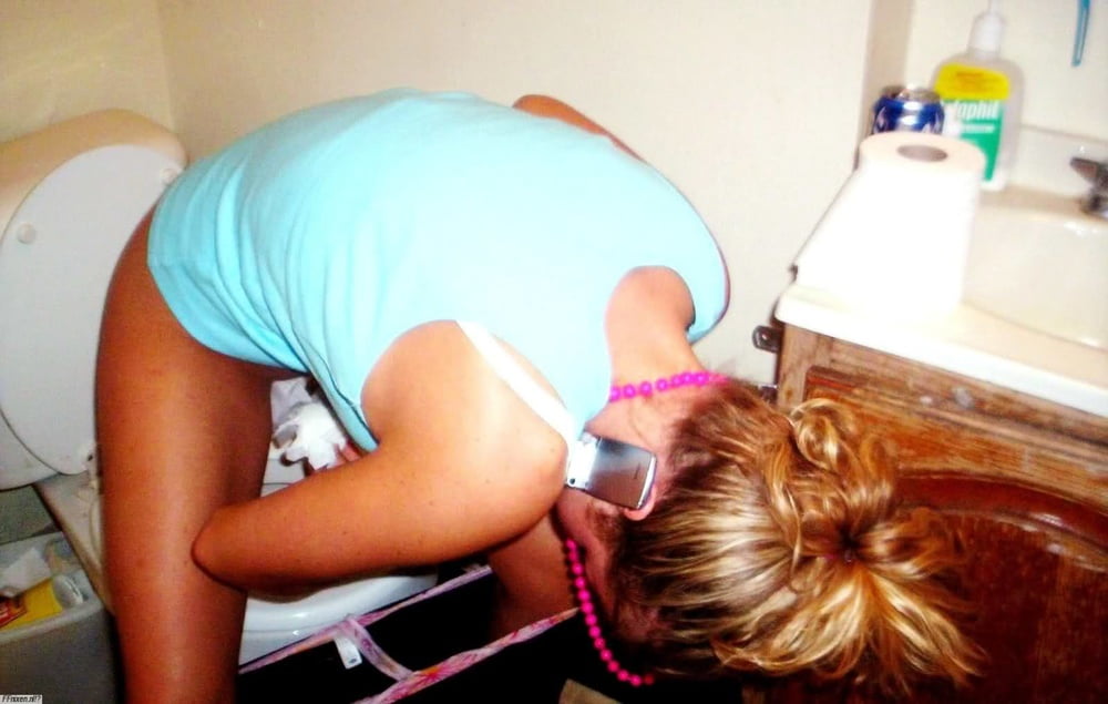 fille sur les wc #97644089