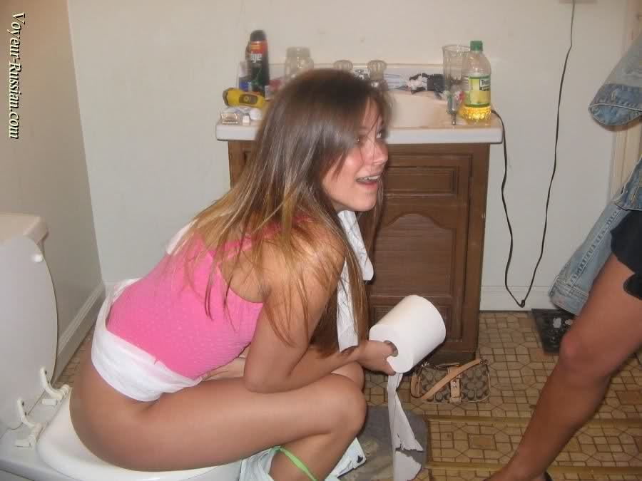 fille sur les wc #97644090