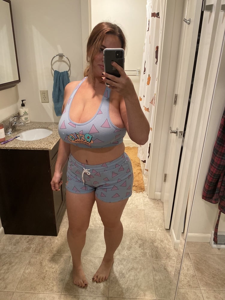 Thick Curvy MILF With A Huge Ass And Tits Like A Dairy Cow #98499174