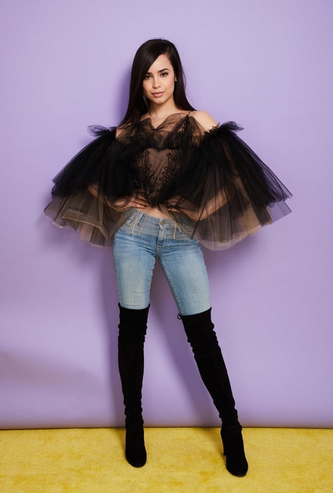 Weibliche Berühmtheit Stiefel & Leder - sofia carson
 #98139945