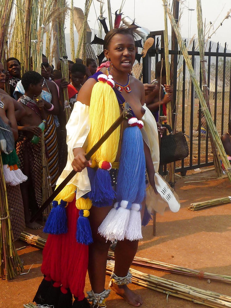 アフリカの部族 - 女の子がソロでポーズ
 #92284696