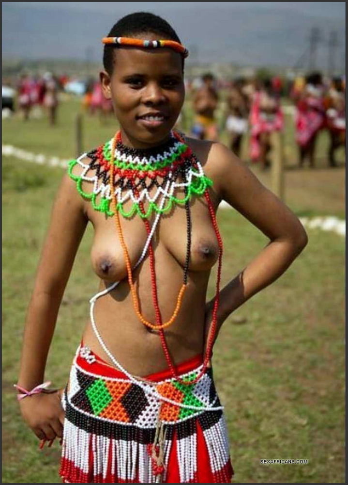 アフリカの部族 - 女の子がソロでポーズ
 #92284700