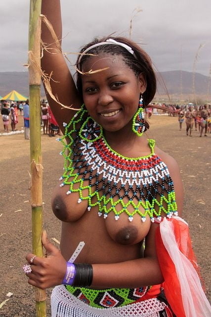 Afrikanische Stämme - Mädchen posieren solo
 #92284702