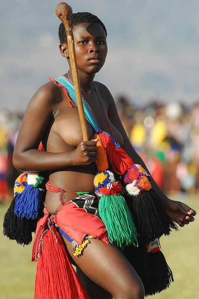 アフリカの部族 - 女の子がソロでポーズ
 #92284704