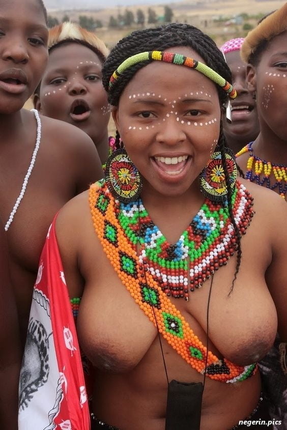 Afrikanische Stämme - Mädchen posieren solo
 #92284712