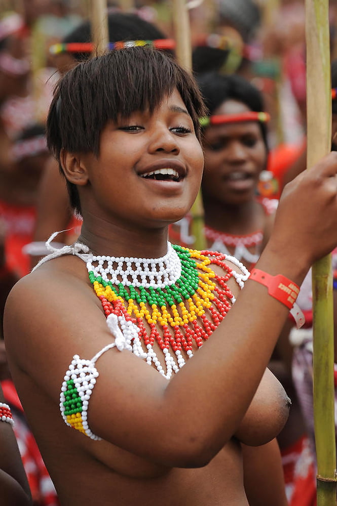アフリカの部族 - 女の子がソロでポーズ
 #92284722