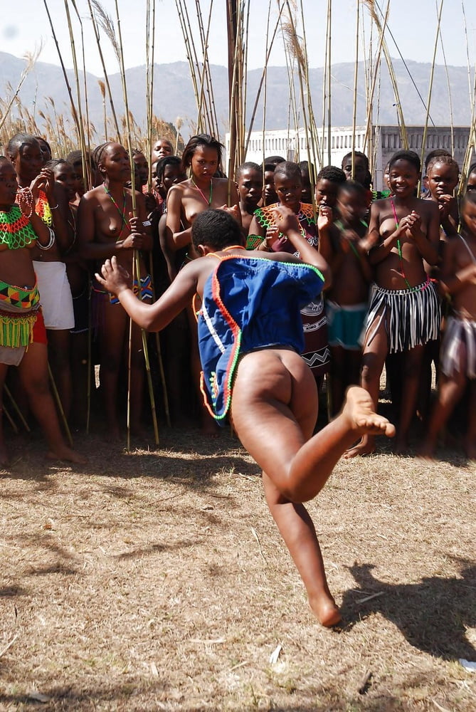 アフリカの部族 - 女の子がソロでポーズ
 #92284730