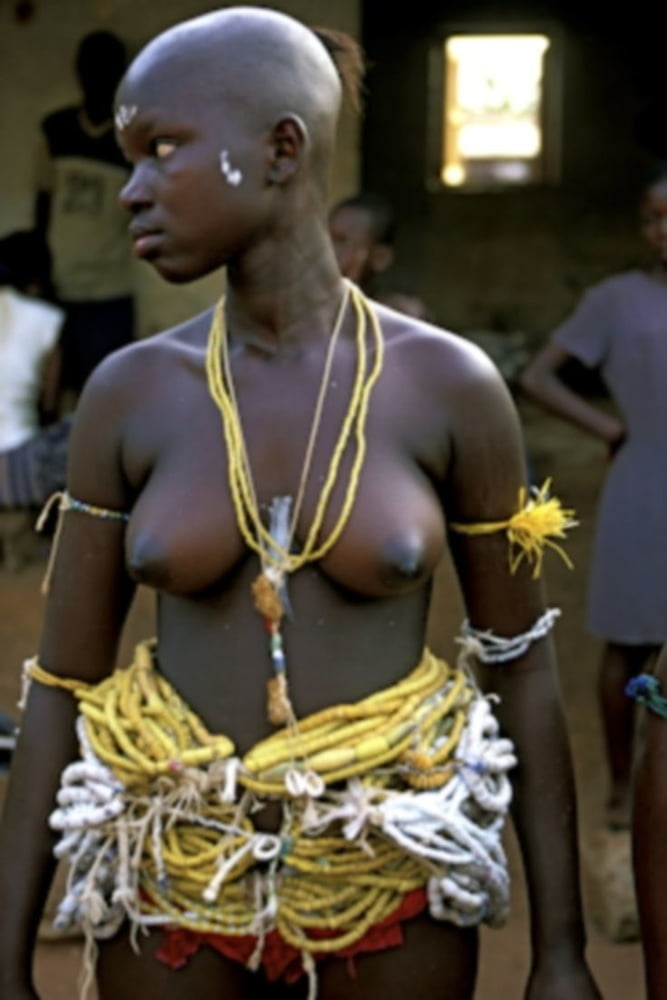 アフリカの部族 - 女の子がソロでポーズ
 #92284736