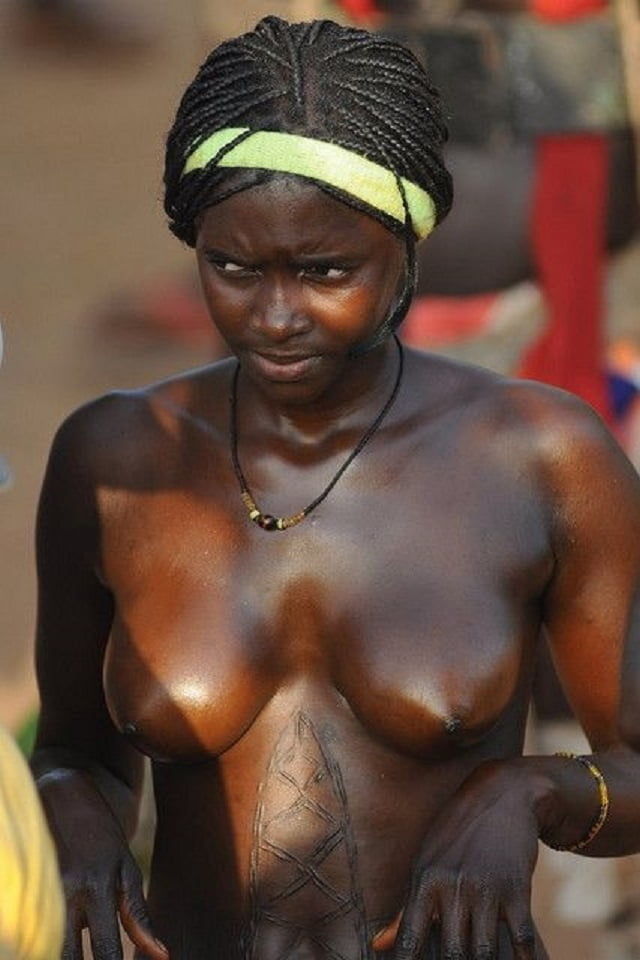 アフリカの部族 - 女の子がソロでポーズ
 #92284740