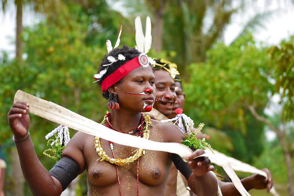 アフリカの部族 - 女の子がソロでポーズ
 #92284752