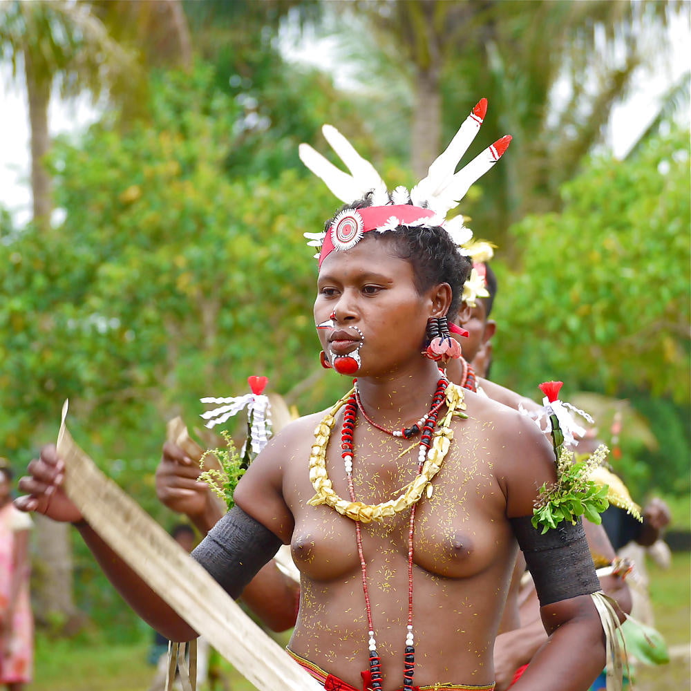 アフリカの部族 - 女の子がソロでポーズ
 #92284758