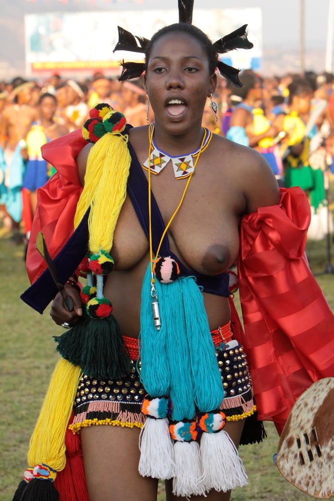 アフリカの部族 - 女の子がソロでポーズ
 #92284764