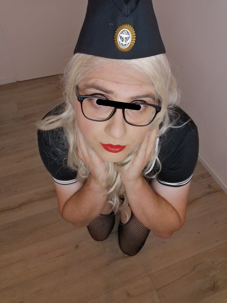 Blonde sissy officier de marine au rapport pour le service
 #106840300