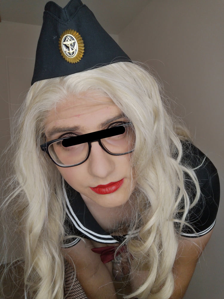 Blonde sissy officier de marine au rapport pour le service
 #106840307